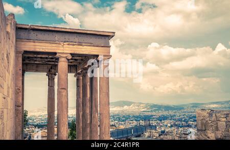 Athen Blick von der Akropolis, Griechenland. Säulen des Erechtheion-Tempels mit Blick auf Athen. Der Akropolis-Hügel ist das Wahrzeichen Athens. Landschaft des Ancien Stockfoto