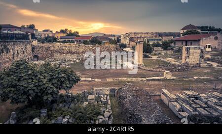 Bibliothek von Hadrian bei Sonnenuntergang, Athen, Griechenland. Es ist eines der wichtigsten Wahrzeichen von Athen. Landschaftlich schöner Panoramablick auf die Hadrianbibliothek im Zentrum von Athen. Stockfoto