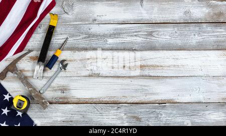 US Happy Labor Day Konzept mit Nationalflagge und Arbeitswerkzeuge auf weißem rustikalem Holzhintergrund Stockfoto