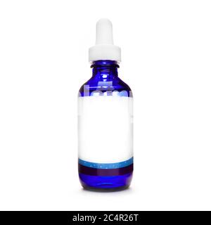 Blaue Flasche mit Pipette. Tropfflasche mit Serum. Kosmetisches Öl auf weißem Hintergrund. Ätherische Öle isoliert. Natürliche Ölflasche. Stockfoto