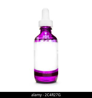 Rosa Flasche mit Pipette. Tropfflasche mit Serum. Kosmetisches Öl auf weißem Hintergrund. Ätherische Öle isoliert. Natürliche Ölflasche. Stockfoto