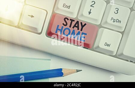 Handschrift Text Schreiben Aufenthalt zu Hause Leben retten. Konzeptfoto verringern die Anzahl der infizierten Patienten, indem Sie die weiße pc-Tastatur des Hauses nicht verlassen Stockfoto