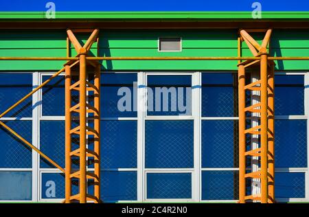 Bunte Fassade Gebäude Architektur. Metallstruktur vorne. Stockfoto