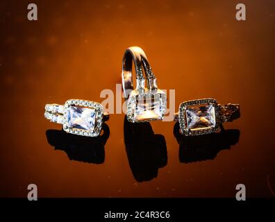 Schmuck, Ohrringe und ein Silberring aus nächster Nähe. Stockfoto