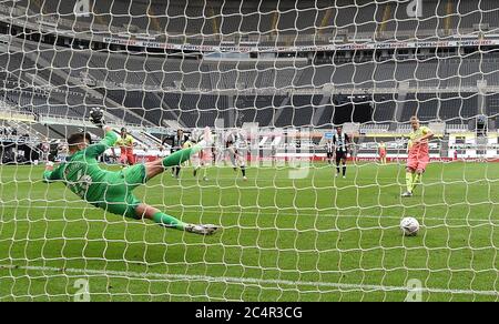 Kevin De Bruyne (rechts) von Manchester City schlägt den Newcastle United Torwart Karl Darlow, um beim FA Cup Viertelfinale im St. James' Park in Newcastle das erste Tor des Spiels aus dem Strafpunkt zu erzielen. Stockfoto