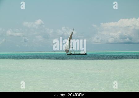 Eine traditionelle Dhow setzt auf dem Indischen Ozean, vor der Küste von Jambiani in Sansibar, Tansania, in See Stockfoto