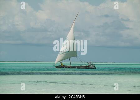 Eine traditionelle Dhow setzt auf dem Indischen Ozean, vor der Küste von Jambiani in Sansibar, Tansania, in See Stockfoto