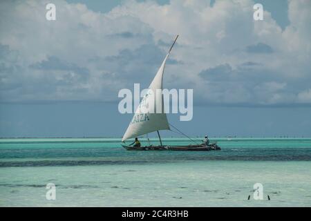 Eine traditionelle Dhow setzt auf dem Indischen Ozean, vor der Küste von Jambiani in Sansibar, Tansania, in See Stockfoto