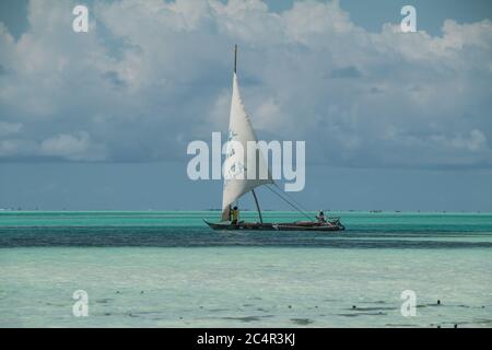 Eine traditionelle Dhow setzt auf dem Indischen Ozean, vor der Küste von Jambiani in Sansibar, Tansania, in See Stockfoto