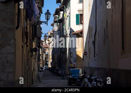 Schmale Straße in der Stadt Florenz, Italien Stockfoto