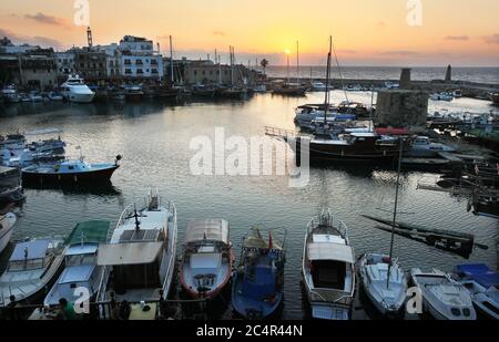 Hafen bei Sonnenuntergang in Kyrenia (Girne), Nordzypern. Stockfoto