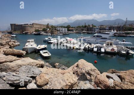 Mittelalterliche Burg und Hafen in Kyrenia (Girne), Nordzypern. Stockfoto