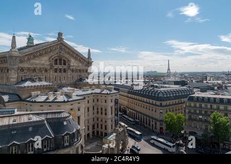 Über den Dächern von Paris mit Blick auf die Opéra Garnier und den Eiffelturm im Hintergrund. Stockfoto