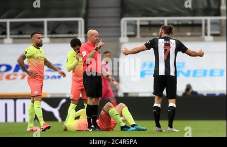 Andy Carroll von Newcastle United zeigt sich frustriert gegenüber Schiedsrichter Lee Mason, nachdem er während des Finalmatches im FA Cup im St James' Park in Newcastle ein Foul verfoult hatte. Stockfoto