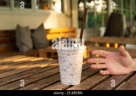 Milchshake mit Eiscreme und oreo-plätzchen. An einem heißen Tag kühl und erfrischend. Stockfoto
