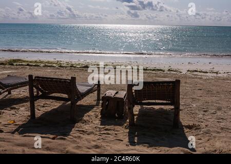 Eine Reihe leerer Liegen am Strand in Jambiani, Sansibar in Tansania Stockfoto