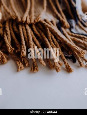 Gestapeltes Strickplausch mit Fransen. Stockfoto