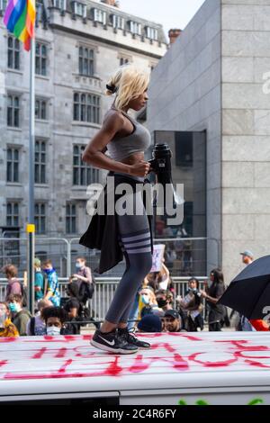 Eine Frau mit einem Megaphon steht auf dem Dach eines Transporters während einer Demonstration von Black Lives Matter, London, 20. Juni 2020 Stockfoto