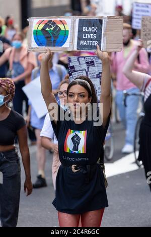 Eine Protesterin hält während eines marsches der Schwarzen Leben ein Schild in der Höhe, London, 20. Juni 2020 Stockfoto
