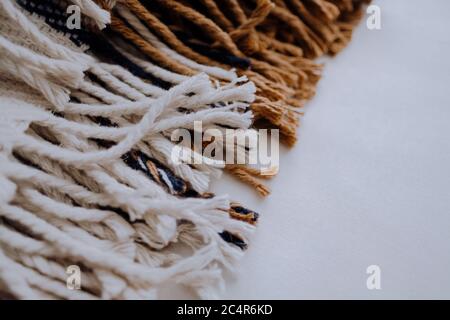Gestapeltes Strickplausch mit Fransen. Stockfoto