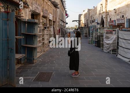 Souq Waqif ist immer noch leer, nachdem die Behörden die zweite Phase der Lockerung der Beschränkungen umgesetzt haben, die die Ausbreitung des Coronavirus verhindern sollten, und nur wenige Menschen durch die Straßen von Souq laufen. In der zweiten Phase der Eröffnung werden Restaurants, Museen, Kunstgalerien und Strände für Besucher mit Einschränkungen und begrenzter Kapazität geöffnet, da COVID-19 Fälle im Land weiterhin mit der lokalen Wirtschaft sinken, die noch unter den Auswirkungen der Pandemie leidet Stockfoto