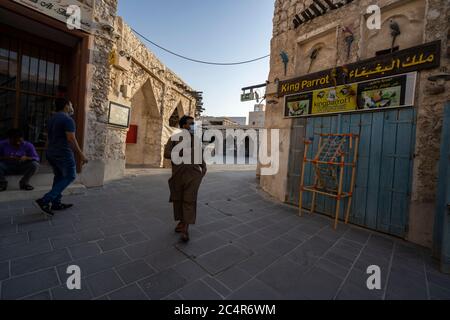 Souq Waqif ist immer noch leer, nachdem die Behörden die zweite Phase der Lockerung der Beschränkungen umgesetzt haben, die die Ausbreitung des Coronavirus verhindern sollten, und nur wenige Menschen durch die Straßen von Souq laufen. In der zweiten Phase der Eröffnung werden Restaurants, Museen, Kunstgalerien und Strände für Besucher mit Einschränkungen und begrenzter Kapazität geöffnet, da COVID-19 Fälle im Land weiterhin mit der lokalen Wirtschaft sinken, die noch unter den Auswirkungen der Pandemie leidet Stockfoto