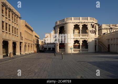 Souq Waqif ist immer noch leer, nachdem die Behörden die zweite Phase der Lockerung der Beschränkungen umgesetzt haben, die die Ausbreitung des Coronavirus verhindern sollten, und nur wenige Menschen durch die Straßen von Souq laufen. In der zweiten Phase der Eröffnung werden Restaurants, Museen, Kunstgalerien und Strände für Besucher mit Einschränkungen und begrenzter Kapazität geöffnet, da COVID-19 Fälle im Land weiterhin mit der lokalen Wirtschaft sinken, die noch unter den Auswirkungen der Pandemie leidet Stockfoto