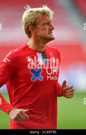 NOTTINGHAM, ENGLAND. 28. JUNI - Joe Worrall (4) aus Nottingham Forest während des Sky Bet Championship-Spiels zwischen Nottingham Forest und Huddersfield Town am City Ground, Nottingham am Sonntag, 28. Juni 2020. (Kredit: Jon Hobley - MI News) Kredit: MI Nachrichten & Sport /Alamy Live Nachrichten Stockfoto