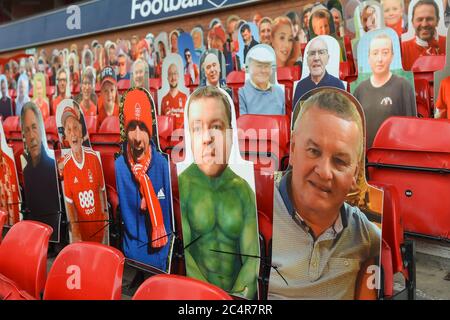 NOTTINGHAM, ENGLAND. 28. JUNI - Fotos des Nottingham Forest Unterstützers während des Sky Bet Championship Matches zwischen Nottingham Forest und Huddersfield Town am City Ground, Nottingham am Sonntag, 28. Juni 2020. (Kredit: Jon Hobley - MI News) Kredit: MI Nachrichten & Sport /Alamy Live Nachrichten Stockfoto