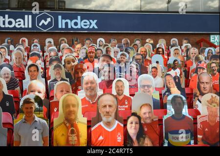 NOTTINGHAM, ENGLAND. 28. JUNI - Fotos des Nottingham Forest Unterstützers während des Sky Bet Championship Matches zwischen Nottingham Forest und Huddersfield Town am City Ground, Nottingham am Sonntag, 28. Juni 2020. (Kredit: Jon Hobley - MI News) Kredit: MI Nachrichten & Sport /Alamy Live Nachrichten Stockfoto