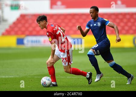 NOTTINGHAM, ENGLAND. 28. JUNI - Joe Lolley (23) aus Nottingham Forest und Chris Willock (10) aus Huddersfield Town während des Sky Bet Championship-Spiels zwischen Nottingham Forest und Huddersfield Town am City Ground, Nottingham am Sonntag, 28. Juni 2020. (Kredit: Jon Hobley - MI News) Kredit: MI Nachrichten & Sport /Alamy Live Nachrichten Stockfoto