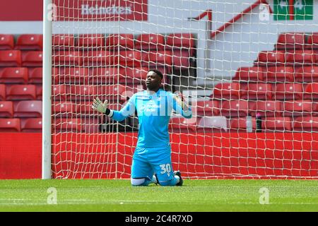 NOTTINGHAM, ENGLAND. 28. JUNI - Brice Samba (30) von Nottingham Forest während des Sky Bet Championship Matches zwischen Nottingham Forest und Huddersfield Town am City Ground, Nottingham am Sonntag, 28. Juni 2020. (Kredit: Jon Hobley - MI News) Kredit: MI Nachrichten & Sport /Alamy Live Nachrichten Stockfoto