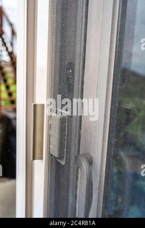 Typische Installation einer Schiebe- und Siebtür Stockfoto