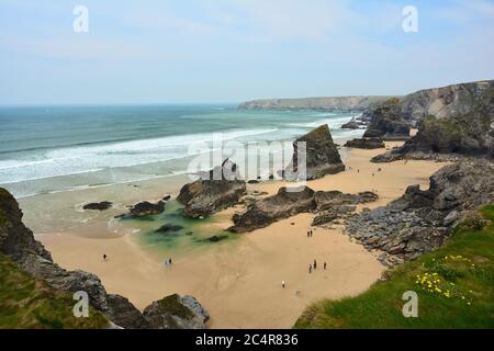 Blick auf die Klippen von Bedruthan bei Ebbe in Cornwall, Großbritannien Stockfoto