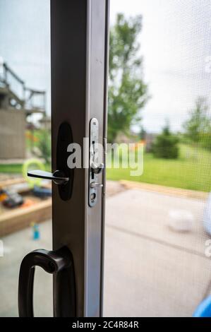 Typische Installation einer Schiebe- und Siebtür Stockfoto