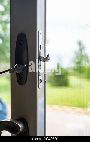 Typische Installation einer Schiebe- und Siebtür Stockfoto