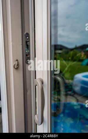 Typische Installation einer Schiebe- und Siebtür Stockfoto