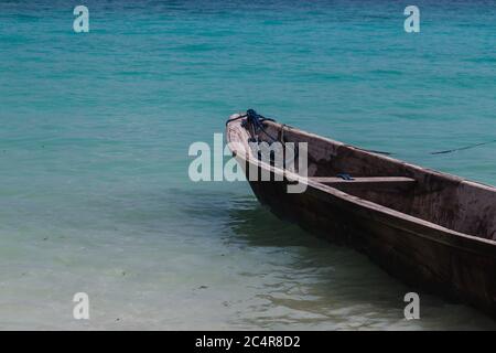 Eine traditionelle Dhow, die vor der Küste von Nungwi auf Sansibar, Tansania, im Indischen Ozean schwimmt Stockfoto