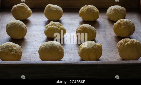 Ein traditioneller paraguayischer Snack, ein Teig aus Cassava und Käse. Paraguayische Küche Stockfoto