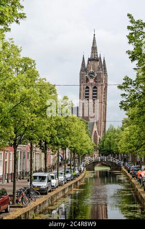 Delft, Niederlande, 27. Juni 2020: Blick entlang des Oude Delft Kanals in Richtung des schiefen Turms der Alten Kirche Stockfoto