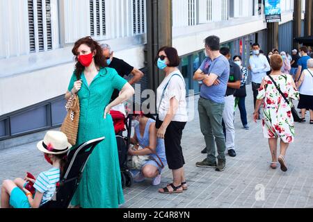 Leute Schlange, um Encants (viejos) Markt, Barcelona, Spanien. Stockfoto