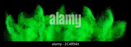 Brigh grün holi Farbe Pulverexplosion isoliert auf dunkelschwarzem Hintergrund. Industrie schöne Party Festival Konzept Stockfoto