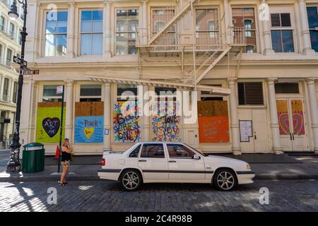 Viele Künstler schaffen Wandgemälde auf der Barrikadetafel der Schaufenster in vielen Orten in SOHO in New York City NY USA am 21 2020. Juni. Stockfoto