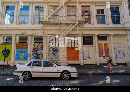 Viele Künstler schaffen Wandgemälde auf der Barrikadetafel der Schaufenster in vielen Orten in SOHO in New York City NY USA am 21 2020. Juni. Stockfoto
