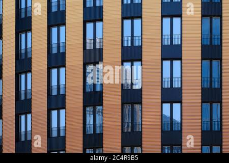 Blick auf die Fassade eines modernen Wohngebäudes Stockfoto