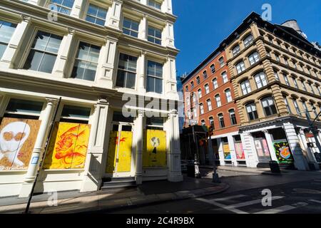 Viele Künstler schaffen Wandgemälde auf der Barrikadetafel der Schaufenster in vielen Orten in SOHO in New York City NY USA am 21 2020. Juni. Stockfoto