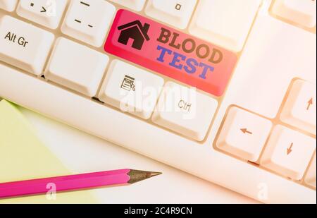 Schreibnotiz mit Blutprobe. Geschäftskonzept für die Entnahme von Blutproben aus einem Organismus zur Durchführung einer Laboranalyse Weiße pc-Tastatur mit e Stockfoto