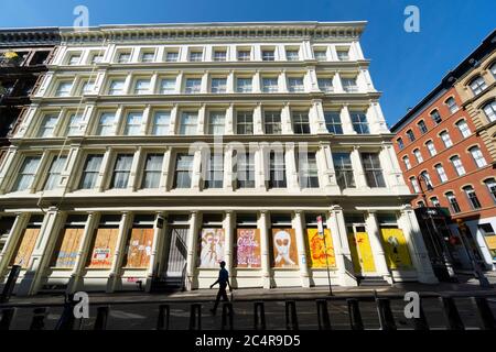 Viele Künstler schaffen Wandgemälde auf der Barrikadetafel der Schaufenster in vielen Orten in SOHO in New York City NY USA am 21 2020. Juni. Stockfoto