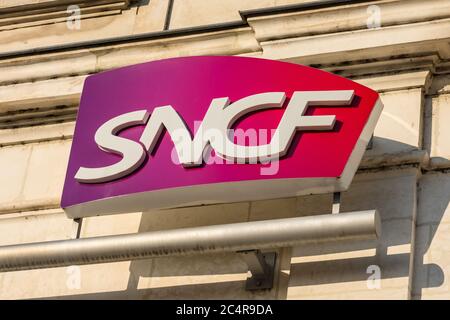 SNCF-Logo "Société nationale des chemins de fer français" am Bahnhof Chatellerault, Vienne (86), Frankreich. Stockfoto