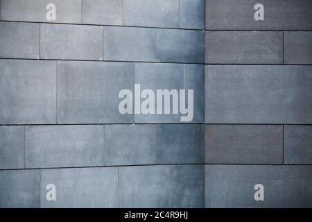 Eine Wand aus natürlichem grauen Granit. Stockfoto